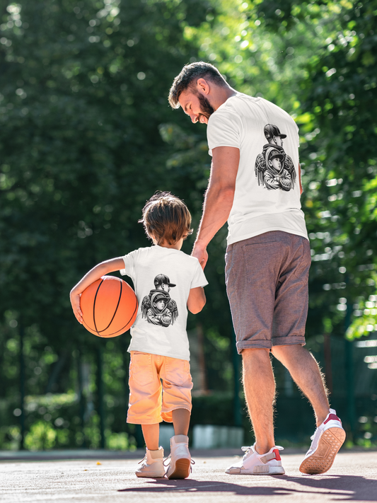 Père et enfant stylés portant un T-shirt unisexe CALEGA dans un décor urbain, incarnant la complicité et l’élégance streetwear intergénérationnelle. Le design représente un père et un enfant de dos.