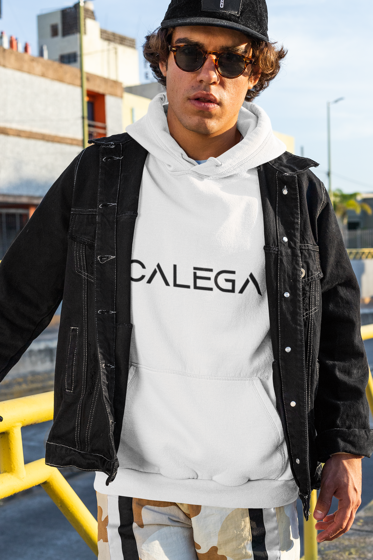Sweat à capuche blanc pour homme avec logo CALEGA noir style streetwear minimaliste et urbain