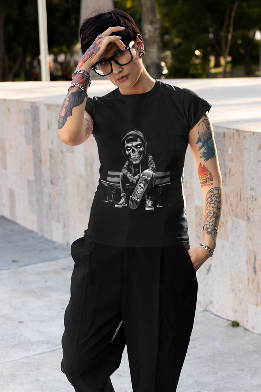 T-shirt Street Skeleton femme CALEGA, design squelette stylisé, mode urbaine audacieuse pour look streetwear affirmé