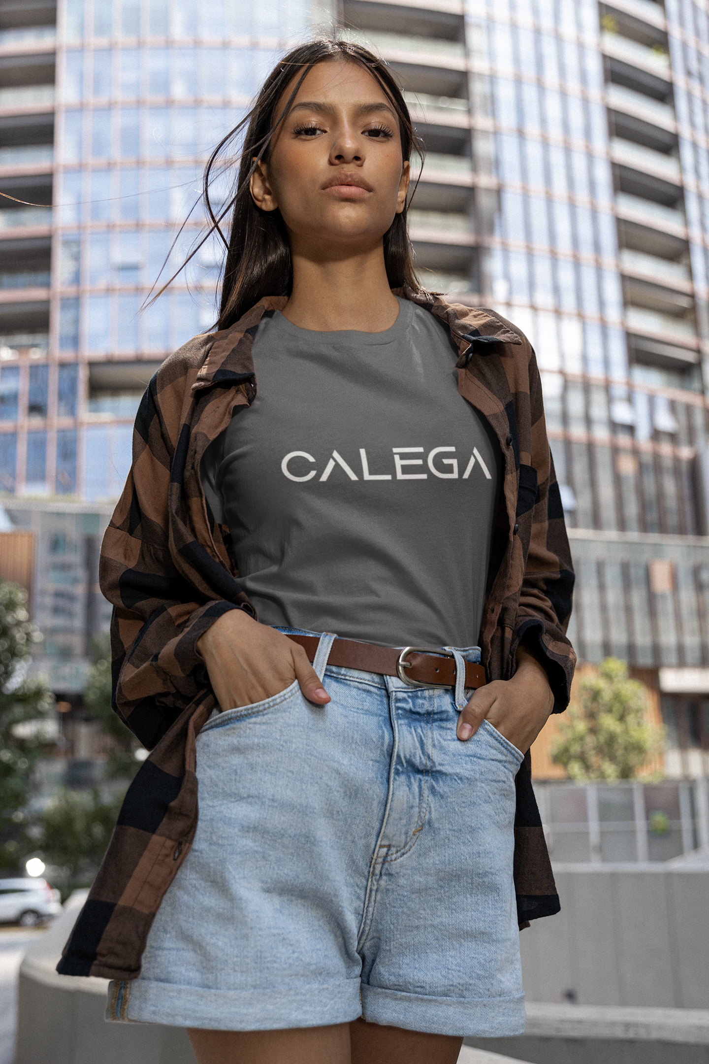 T-shirt classique femme CALEGA, coupe moderne et épurée, idéal pour un look streetwear urbain et décontracté