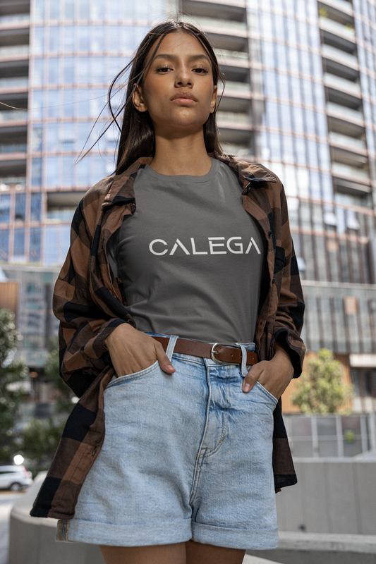 T-shirt classique femme CALEGA, coupe moderne et épurée, idéal pour un look streetwear urbain et décontracté