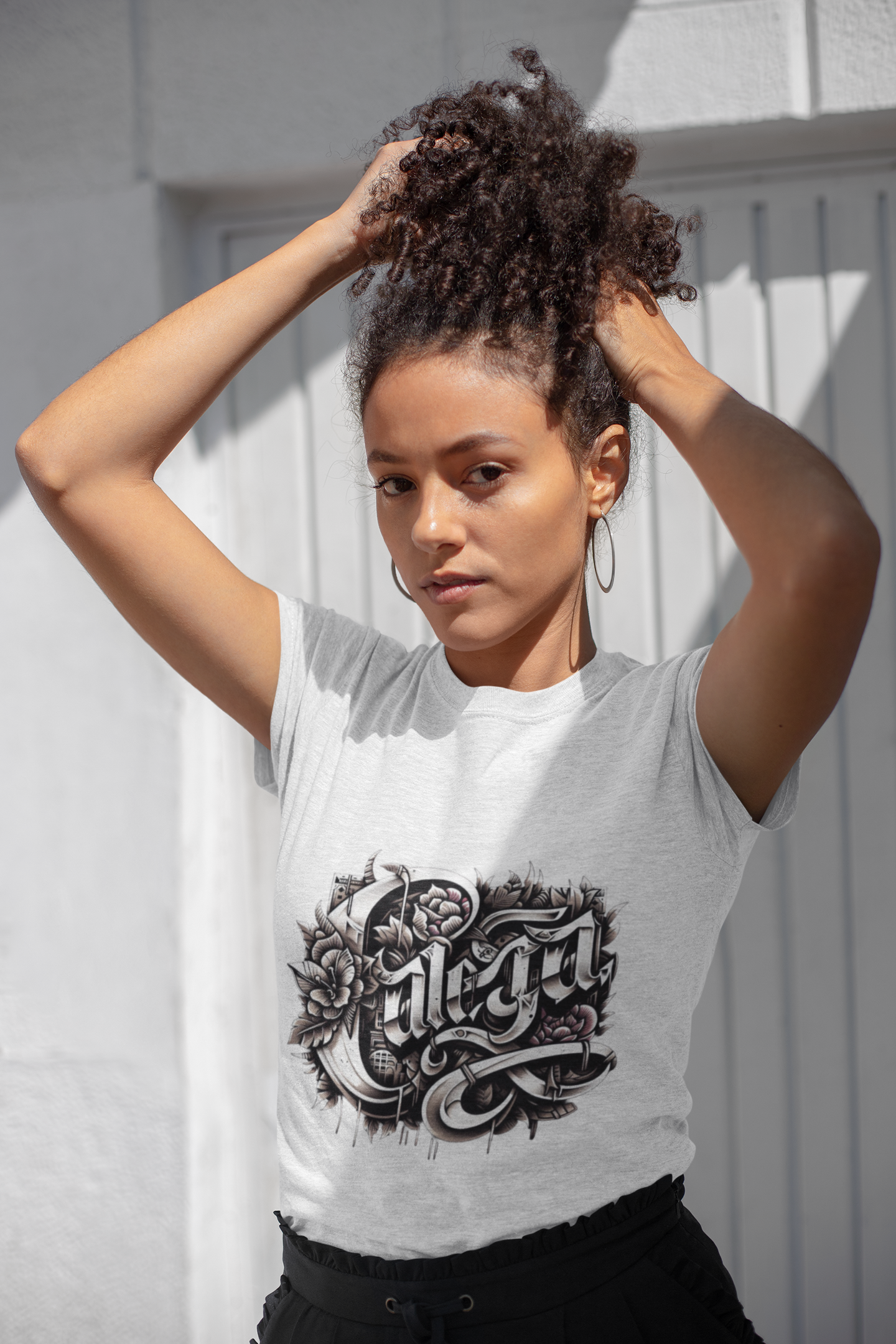 T-shirt femme CALEGA Logo Flowers, logo fleuri stylisé, streetwear créatif et féminin, mode urbaine engagée