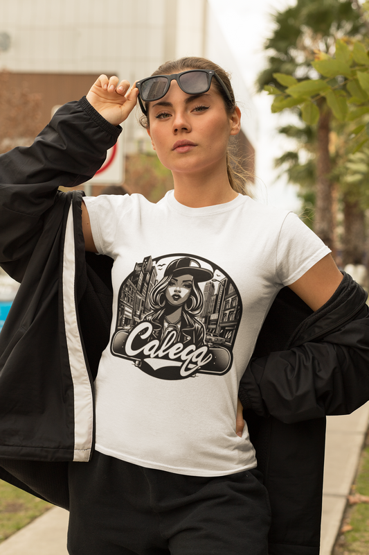 T-shirt femme CALEGA Urban Girl, look streetwear audacieux, silhouette urbaine affirmée, mode jeune et engagée